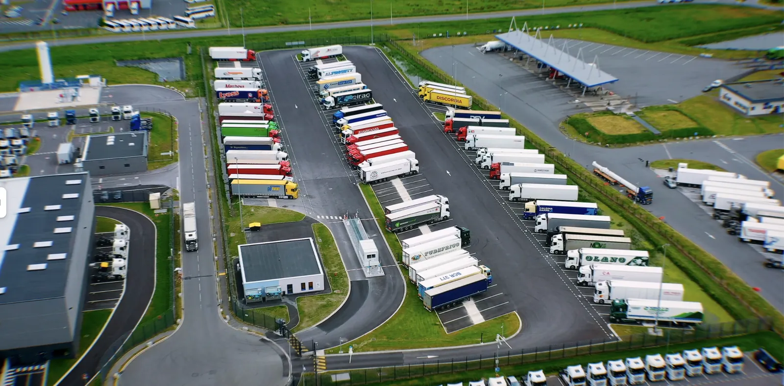 Vue aérienne du parking poids lourds La Londonienne à Marck, près de Calais